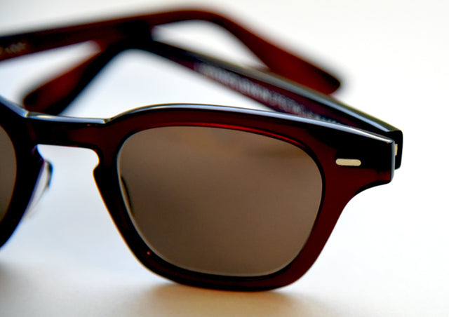 懐かしさを感じる「眼鏡フレームにカラーレンズを入れたサングラス」