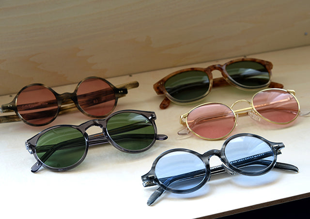 カラーレンズを入れるだけで、印象がガラッと変わります。