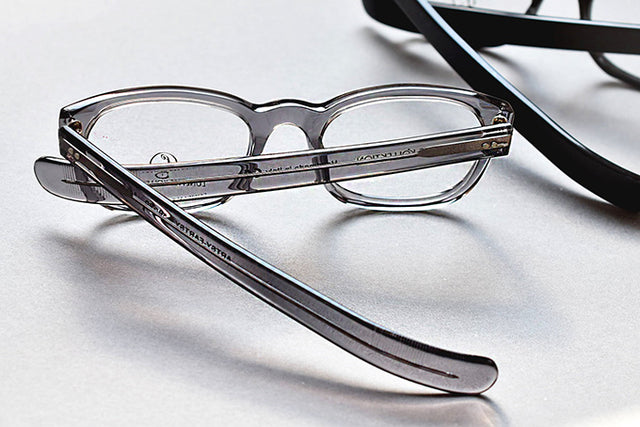 ほどよく違和感を残し、眼鏡に愛情を感じざるを得ない気分に…